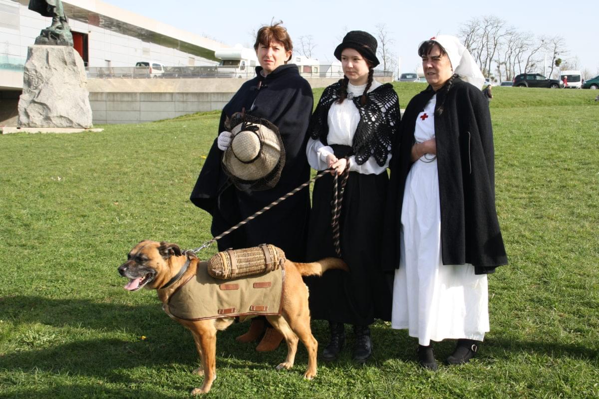 trois femmes en costume traditionnel à Meaux