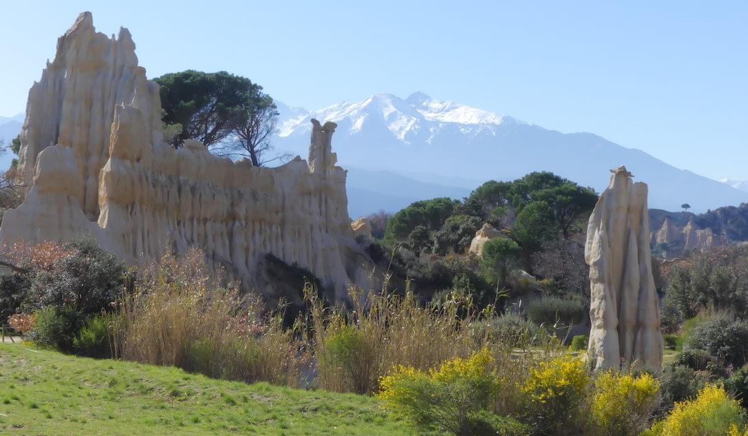 orgues Ille-sur-Tet Orgues de l’Ille-sur-Têt (66), avec vue sur le Pic du Canigou enneigé © FoguEscales