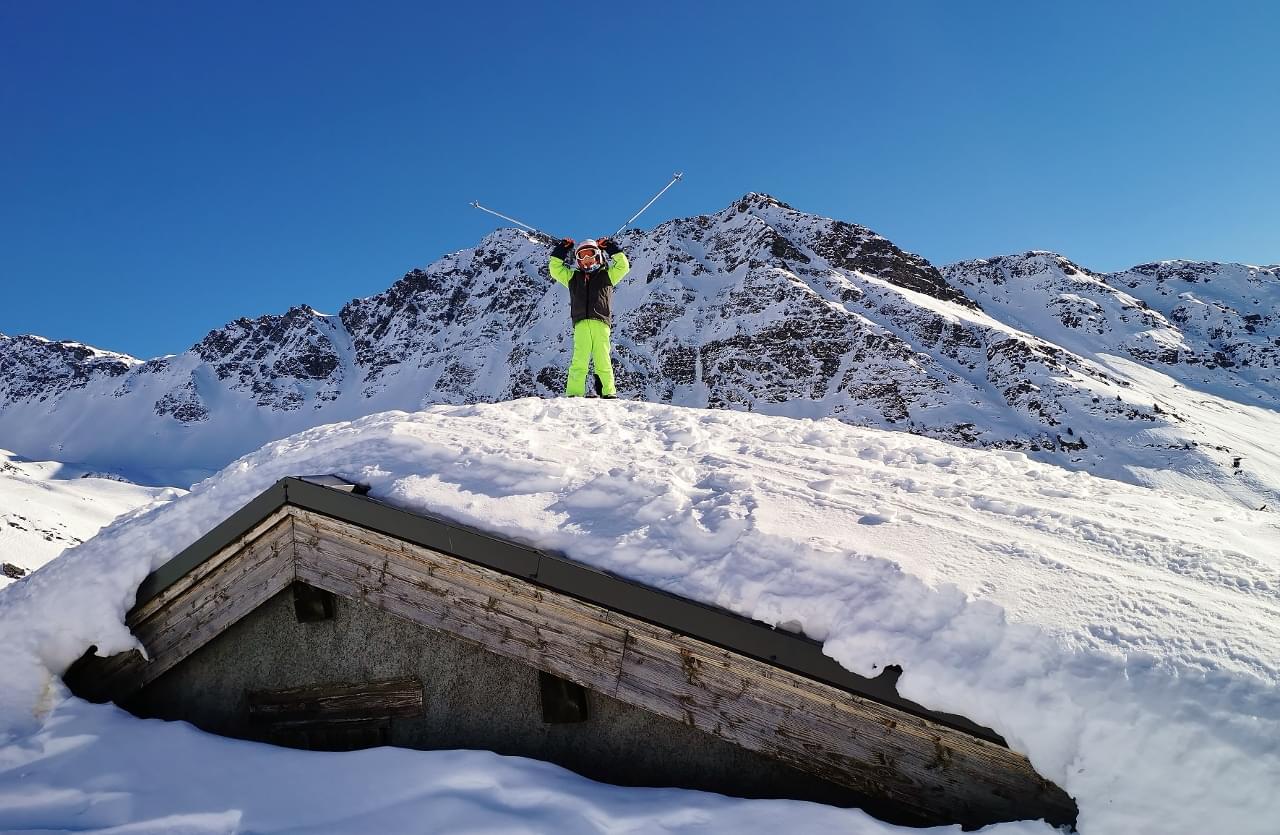 freerider sur un toit de maison dans la station de la Rosière