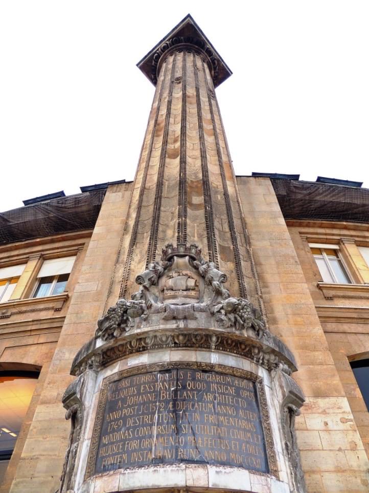 La tour d’astrologie près des Halles