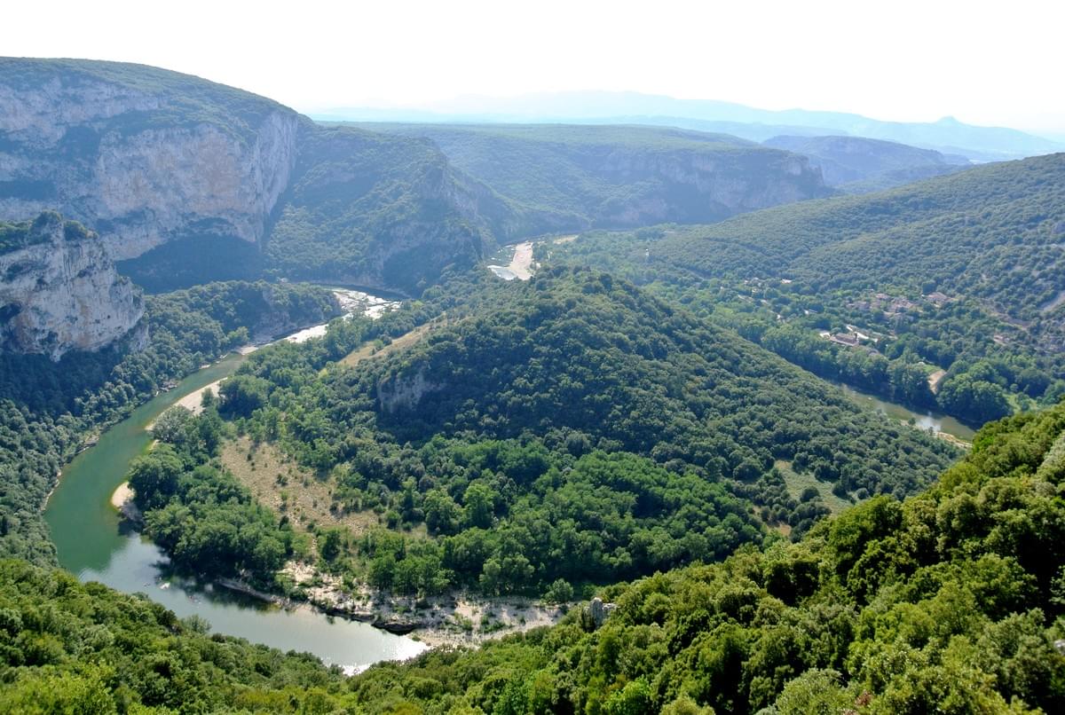 Vue plongeante sur les gorges de l'Ardèche