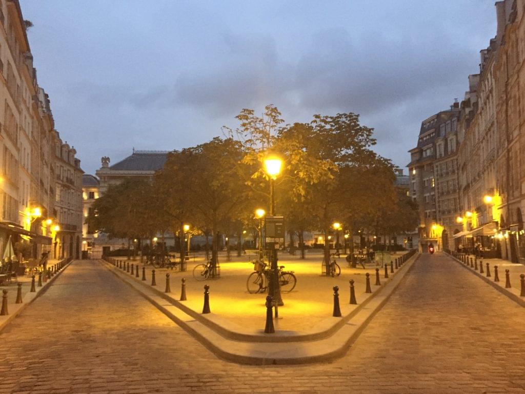 paris : place dauphine la nuit
