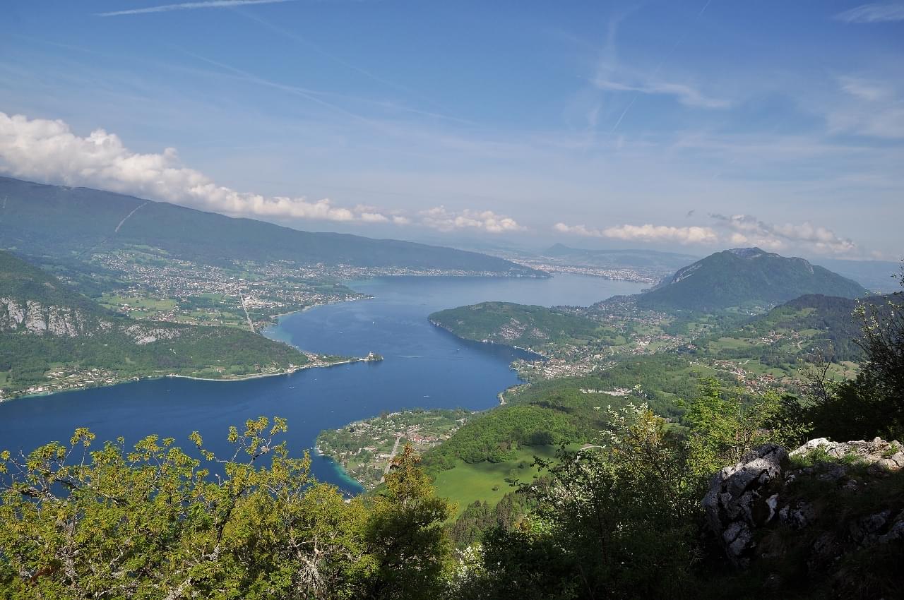 Vue lac d'Annecy depuis le sommet de La Pointe de la Rochette