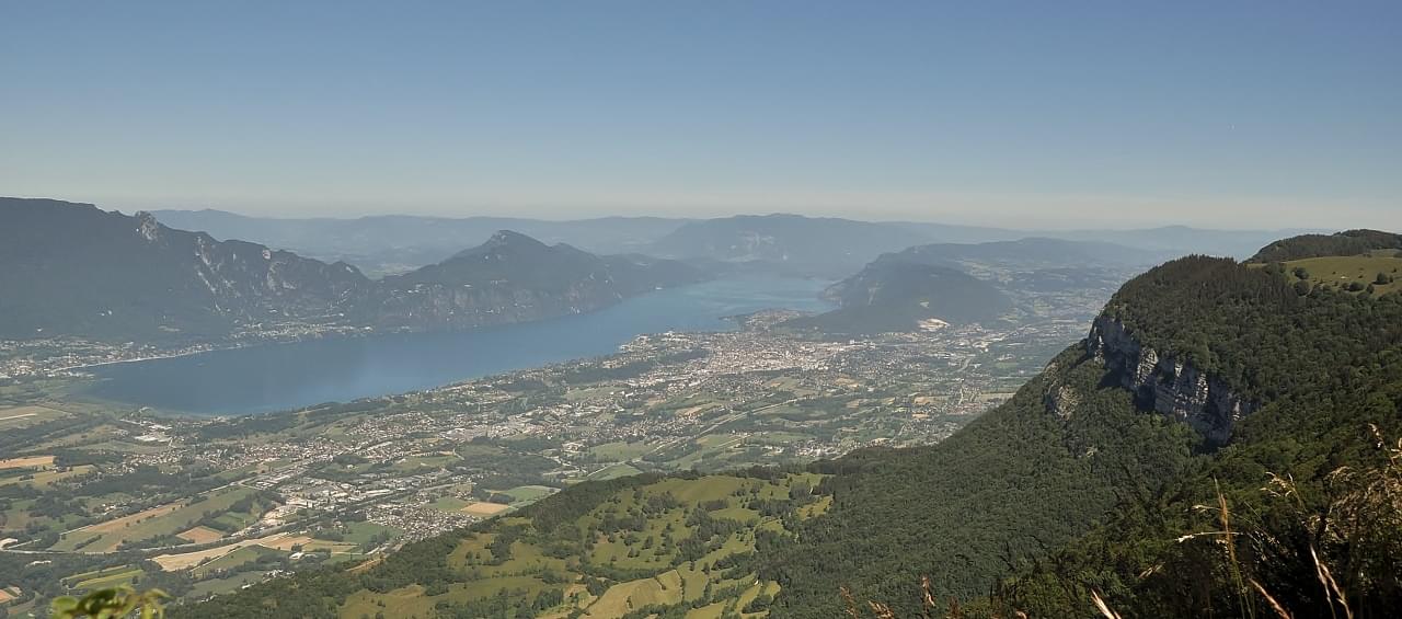 Vue sur le lac du Bourget depuis le sommet de la croix du Nivolet