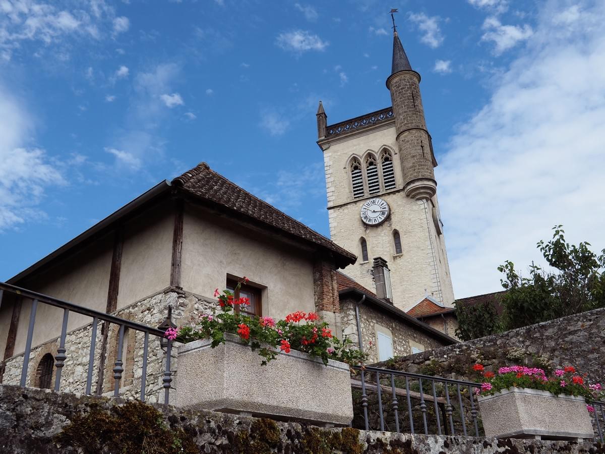 Eglise et clocher de Morestel, village isérois