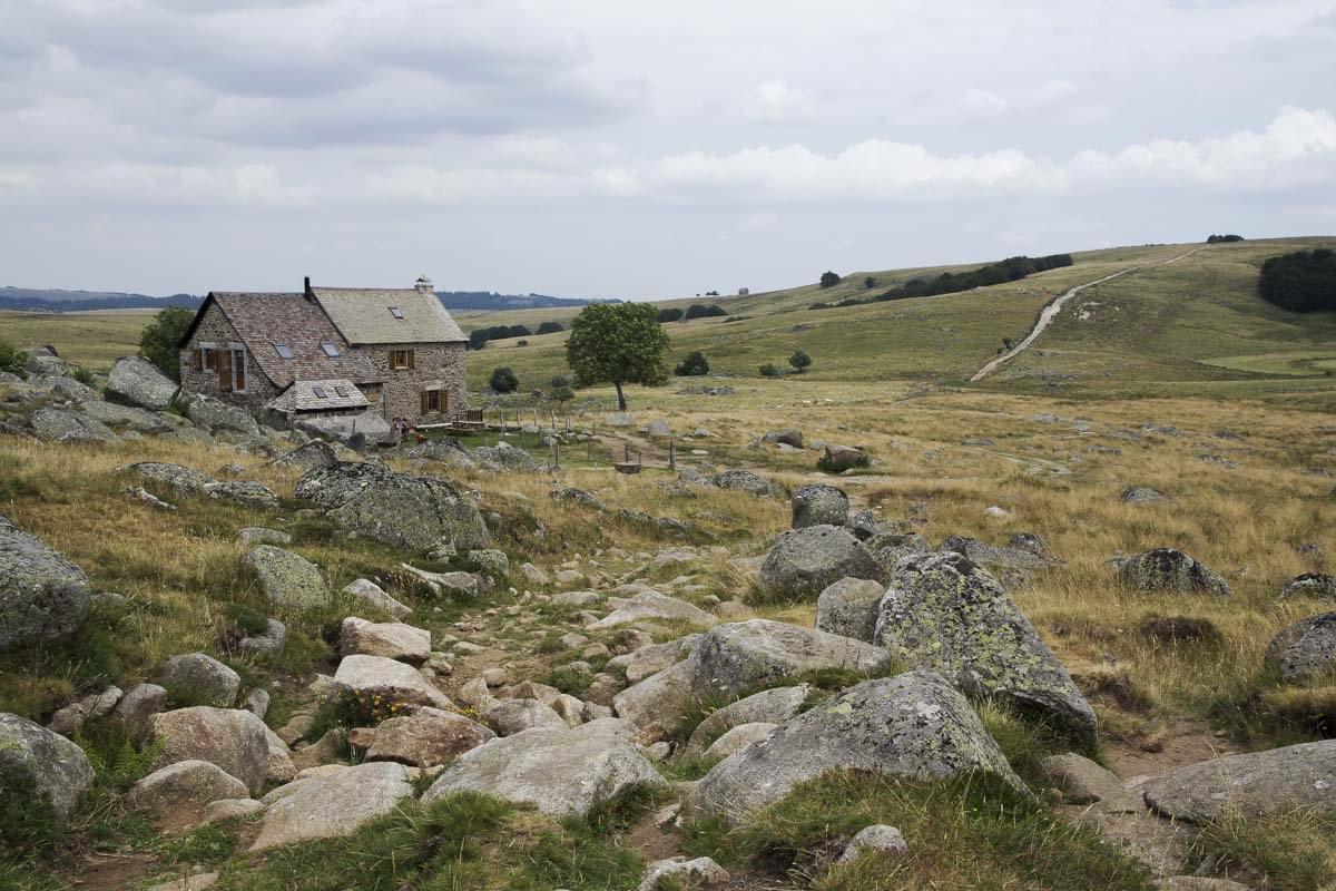le refuge du Rajas dans le plateau de l'Aubrac
