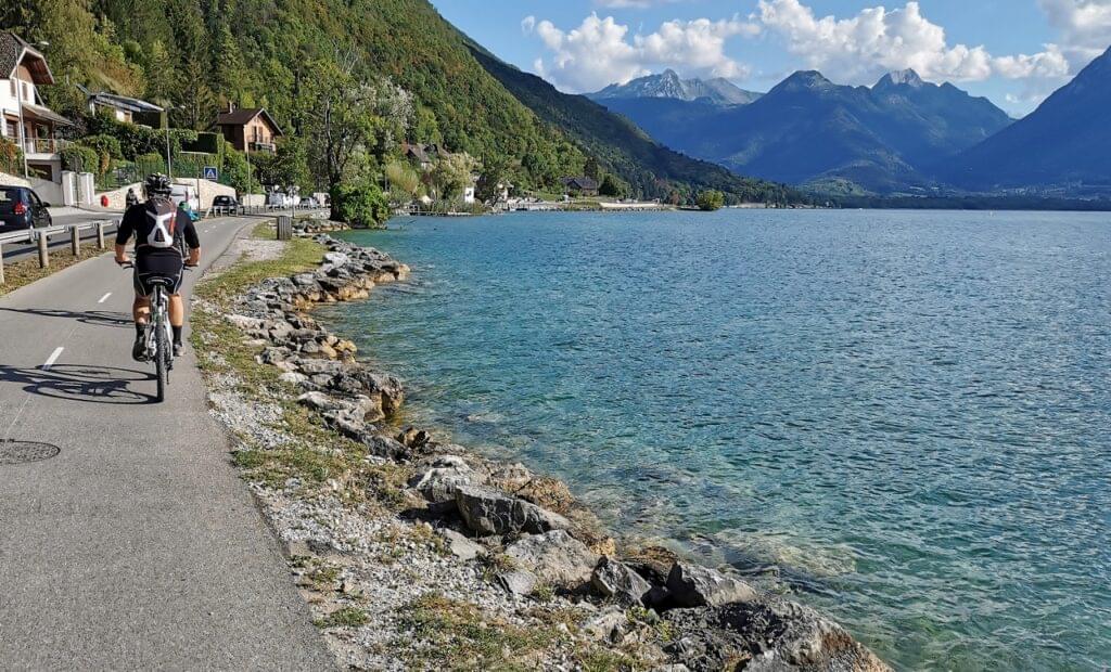Pédaler le long du lac d'Annecy